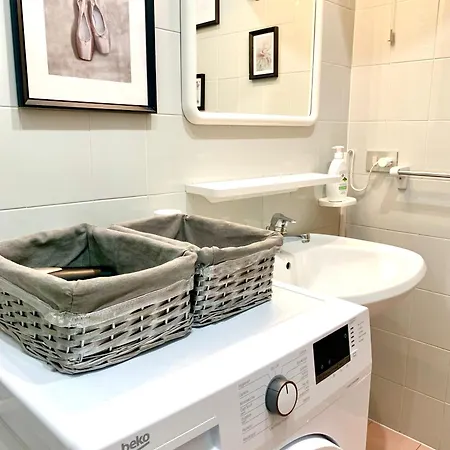 De Lux Swimming Pool, Parking, Garden Apartment *